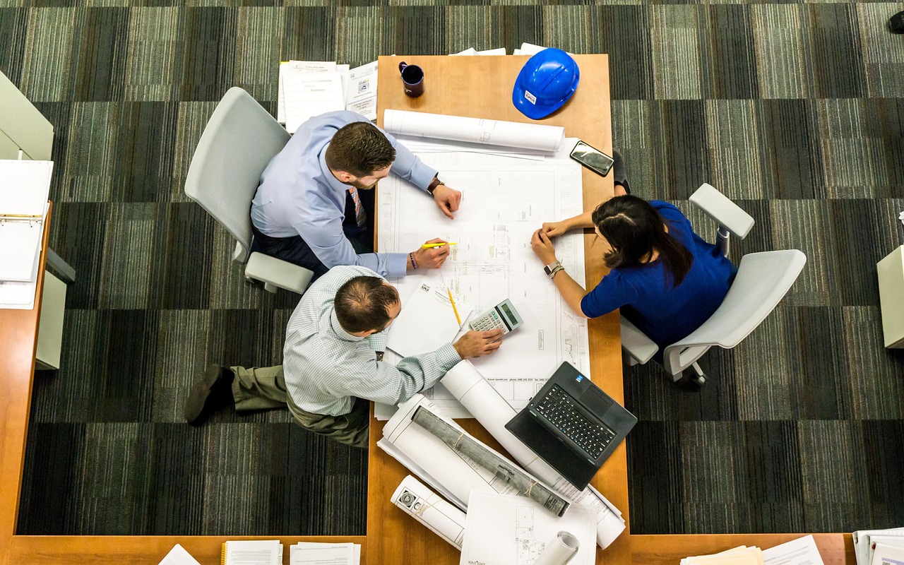 Incontro, attività commerciale e architetto