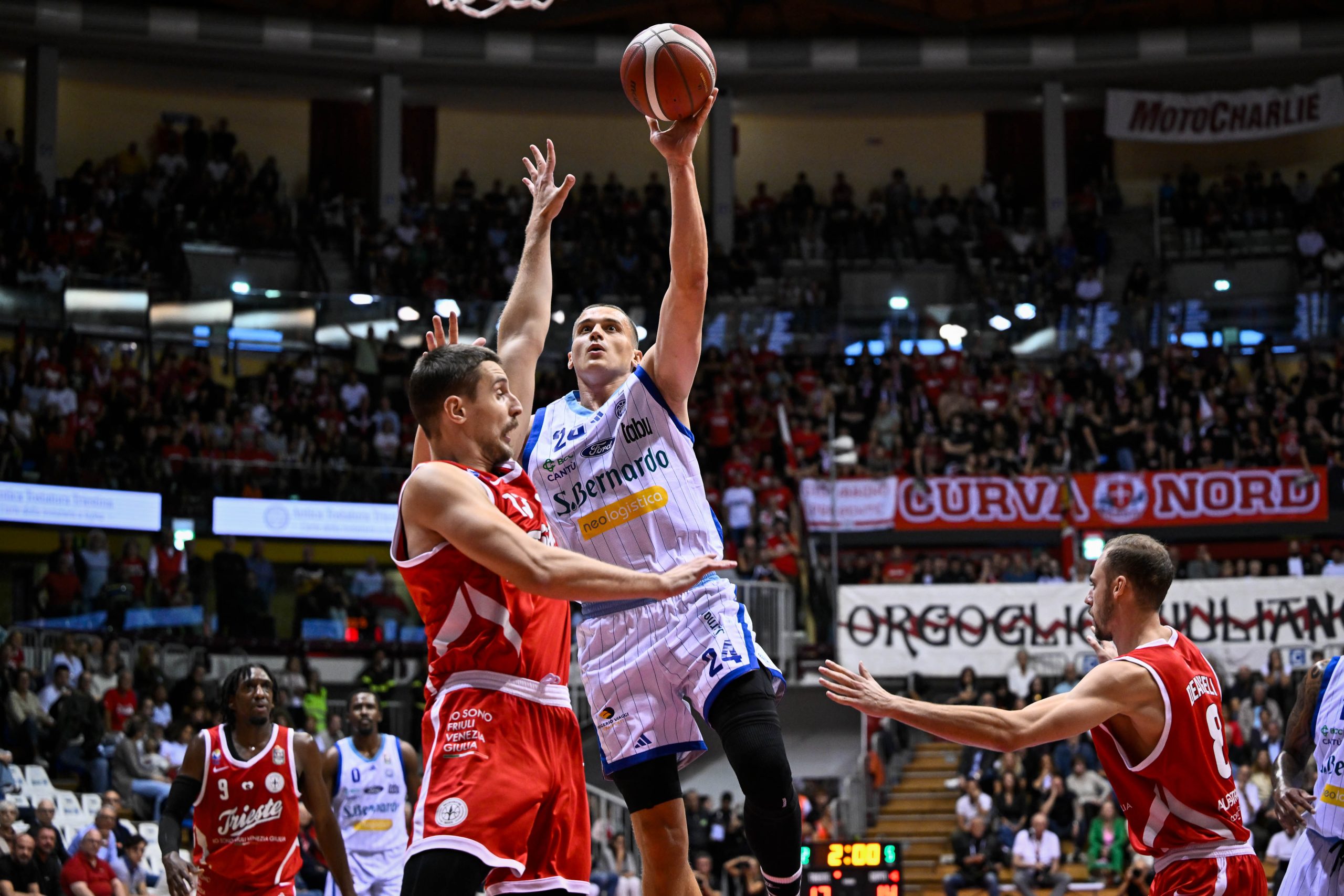 Basket, l'Acqua S.Bernardo Cantù in trasferta a Reggio Emilia: palla a due domenica alle 18.30