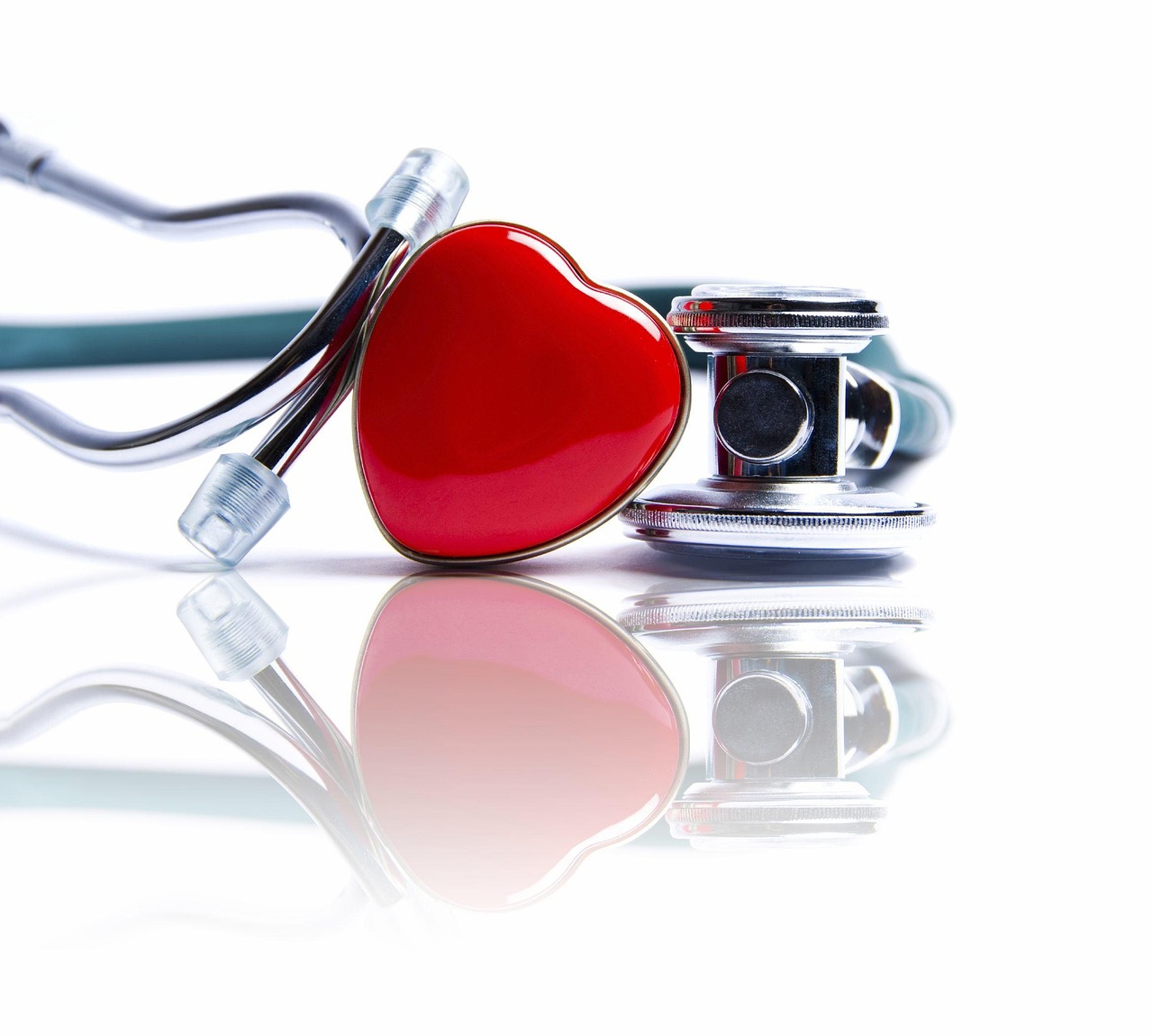A heart, stethoscope e the medicine